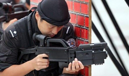 特警配拐弯枪 网友:奇怪 子弹是怎么打出去的呢