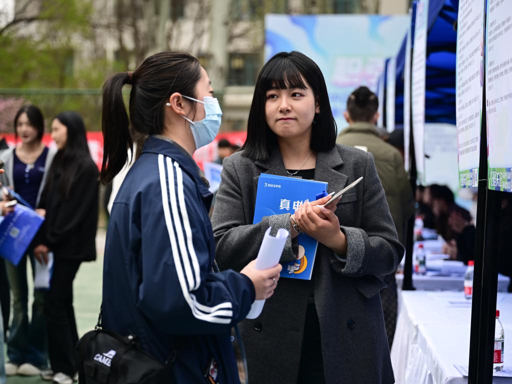 青海：校园招聘助就业