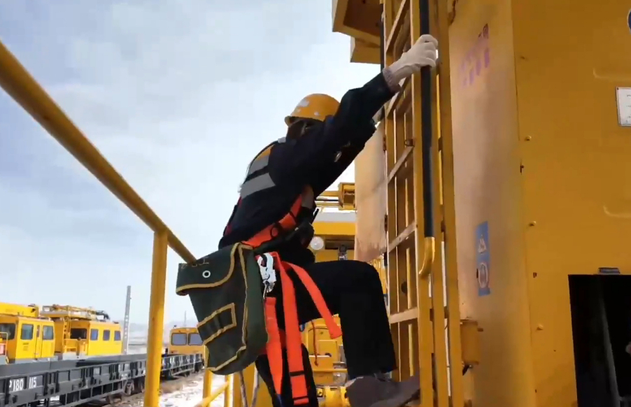 戈壁深处的接触网工