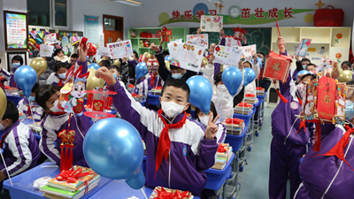 青海西宁：春雪迎开学 这堂开学“第一课”欢乐满满